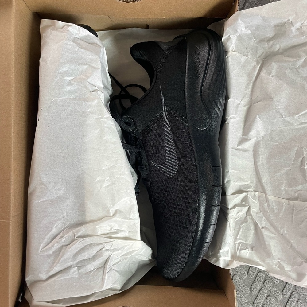Men’s 9.5 (Xtra wide) Nike Flex Experience Run 11- running shoes/ Black & Grey